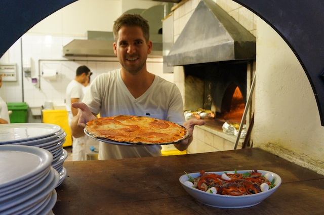 Turner Barr making pizza's in Rome (c) Turner Barr
