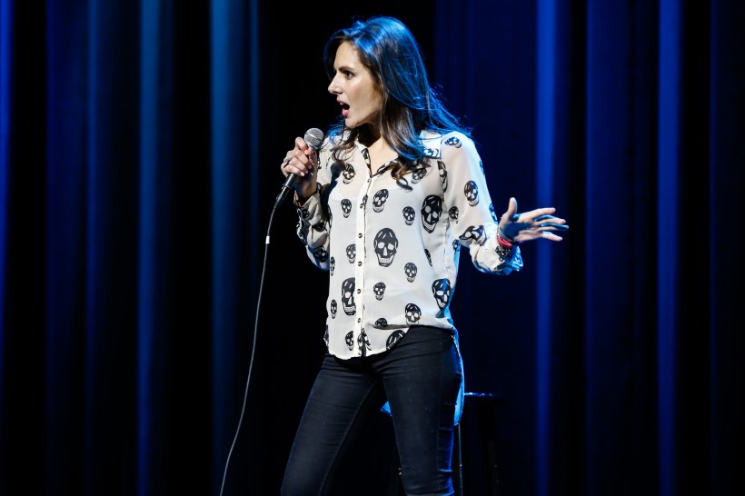 Kelly Landry on stage (c) Nikol Biesek Photography