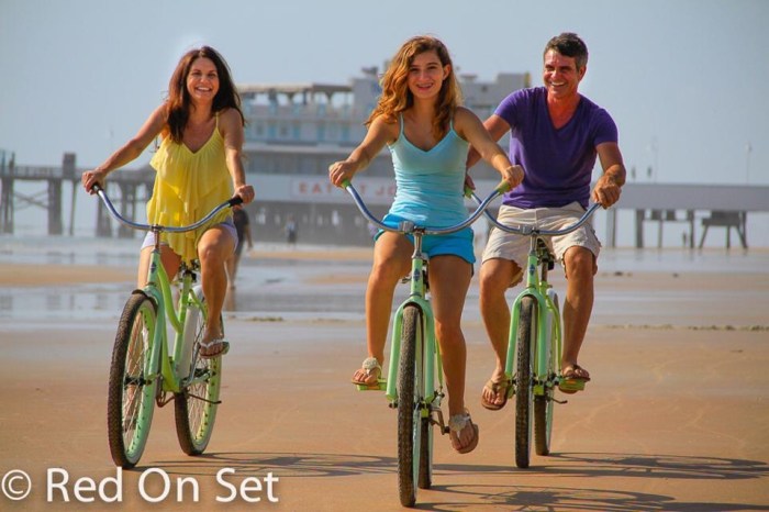Bradley Bowen with his wife Aimee and daughter Jayden in a Hilton Hotel commercial.
